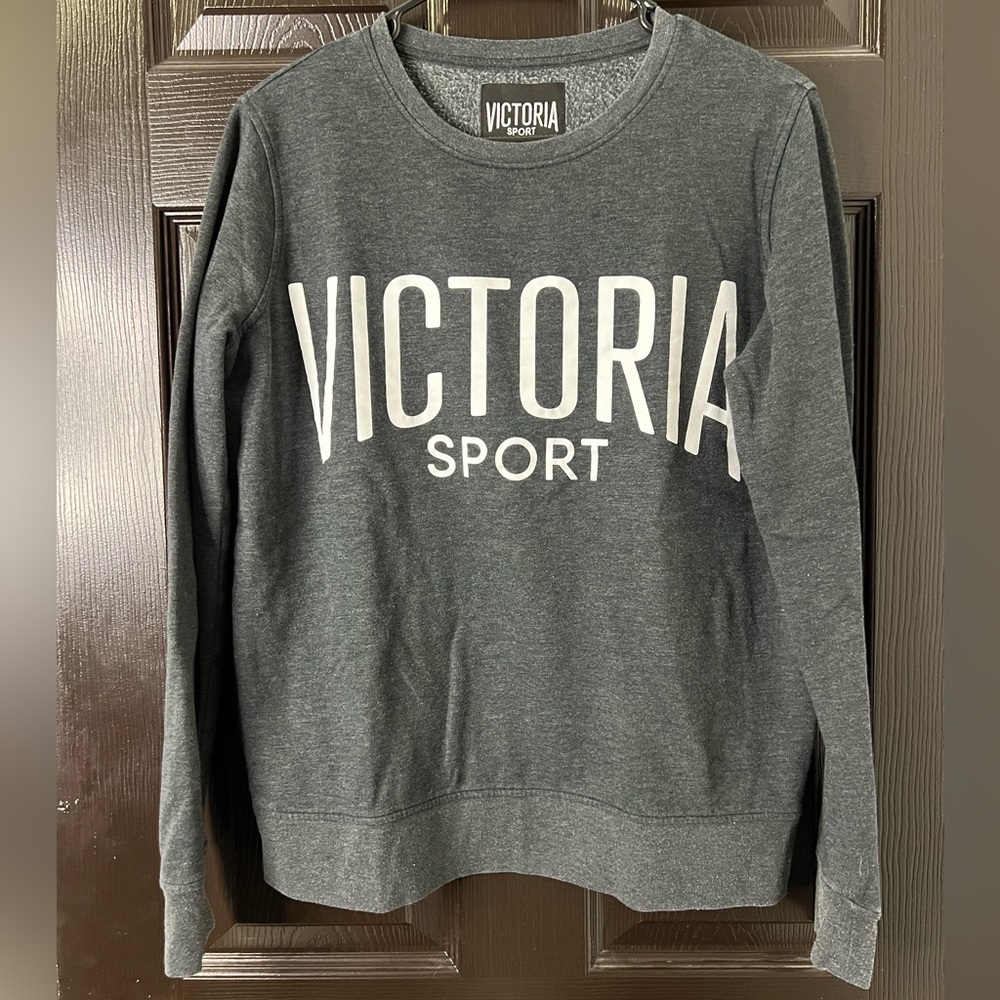 Grey Victoria Sport Crewneck
Women’s Small
Dark Grey & White